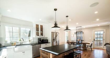 Sunsets On Blue Hill, Newly Renovated Farmhouse