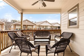 Property grounds - Cliff View #14 Stunning River Access, Retreat on Guadalupe River, Tubing, Family Fun Amenities (New Braunfels)