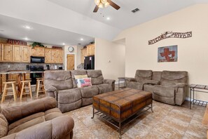 TV, books - Cliff View #14 Stunning River Access, Retreat on Guadalupe River, Tubing, Family Fun Amenities (New Braunfels)