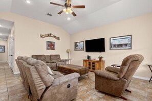 TV, books - Cliff View #14 Stunning River Access, Retreat on Guadalupe River, Tubing, Family Fun Amenities (New Braunfels)