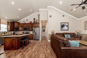 Tv, pejs, bøger, stereoanlæg