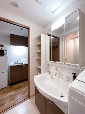 Shower, hair dryer, towels, soap - New Apt Near Tourist Area for 6Ppl (Hiroshima)