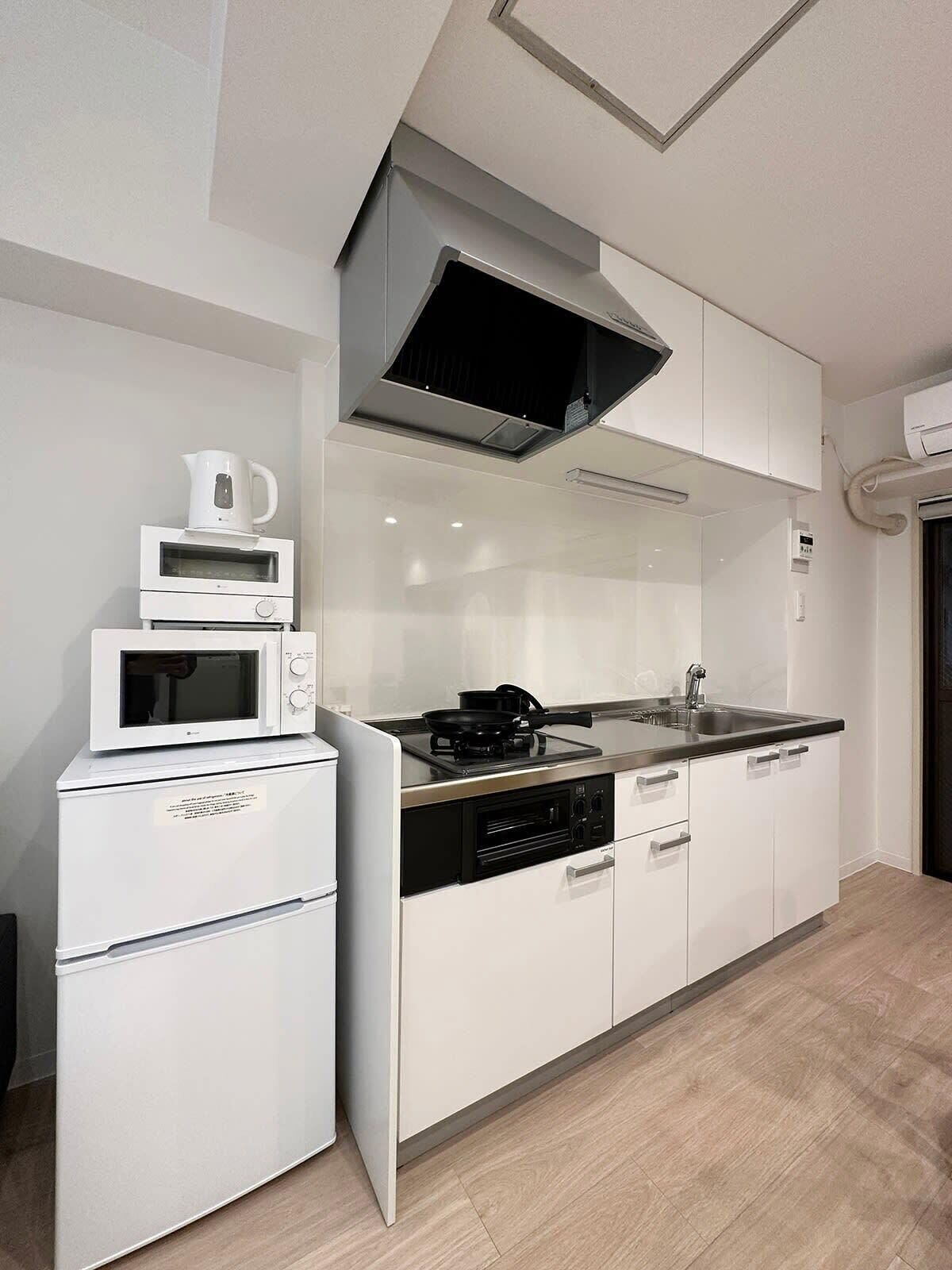 Kjøleskap, mikrobølgeovn og kjøkkenutstyr