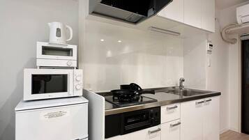 Kjøleskap, mikrobølgeovn og kjøkkenutstyr