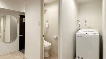 Dusj, hårføner og håndklær