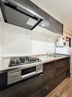 Fridge, microwave, stovetop, cookware/dishes/utensils - Apt for 14 Ppl Great Location In a Quiet Area (Naka Ward, Hiroshima)