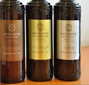 Dusj, hårføner, håndklær og såpe