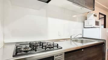 Kühlschrank, Mikrowelle, Herdplatte, Wasserkocher