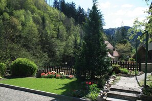 Property grounds - Holiday Home 'Haus Am Waldrand' with Mountain View, Private Terrace and Wi-Fi (Triberg)