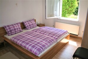 4 habitaciones, escritorio, tabla de planchar con plancha y wifi gratis 