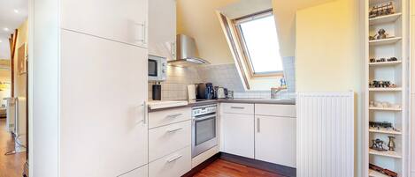 Jääkaappi, mikroaaltouuni, uuni, liesi