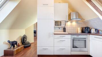 Kühlschrank, Mikrowelle, Ofen, Herdplatte