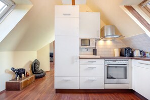 Een koelkast, een magnetron, een oven, een kookplaat