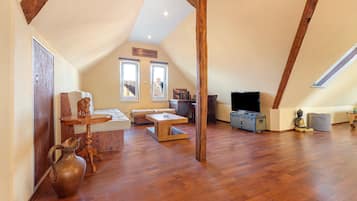 Fernseher, Kamin, Stereoanlage