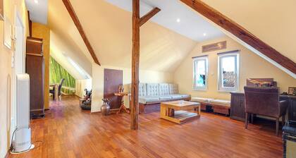 Ferienwohnung 'Dachgeschosswohnung Wohllebe' mit WLAN und Klimaanlage