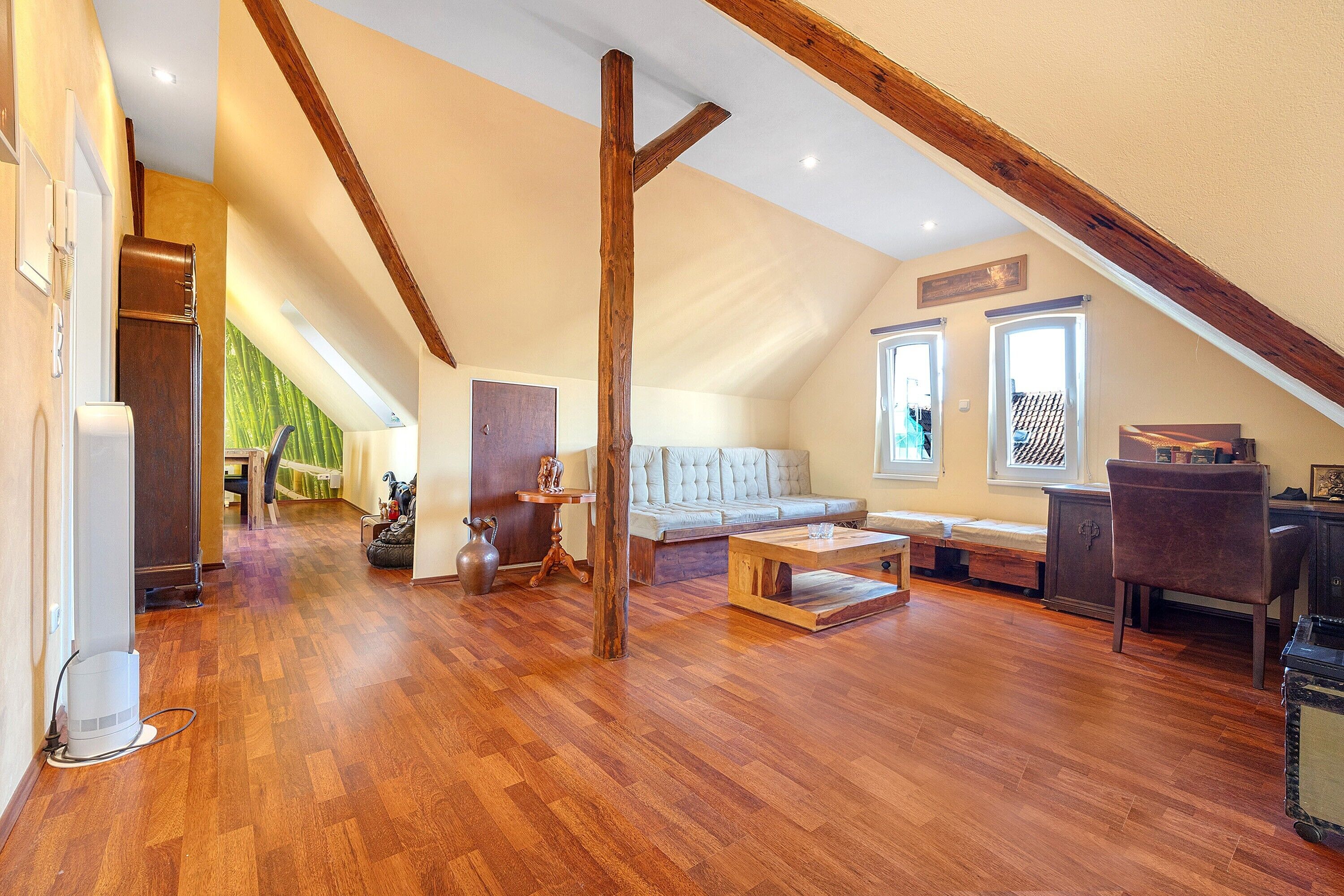 Fernseher, Kamin, Stereoanlage