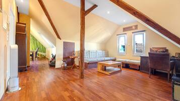 Fernseher, Kamin, Stereoanlage