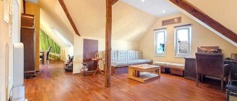 TV, fireplace, stereo