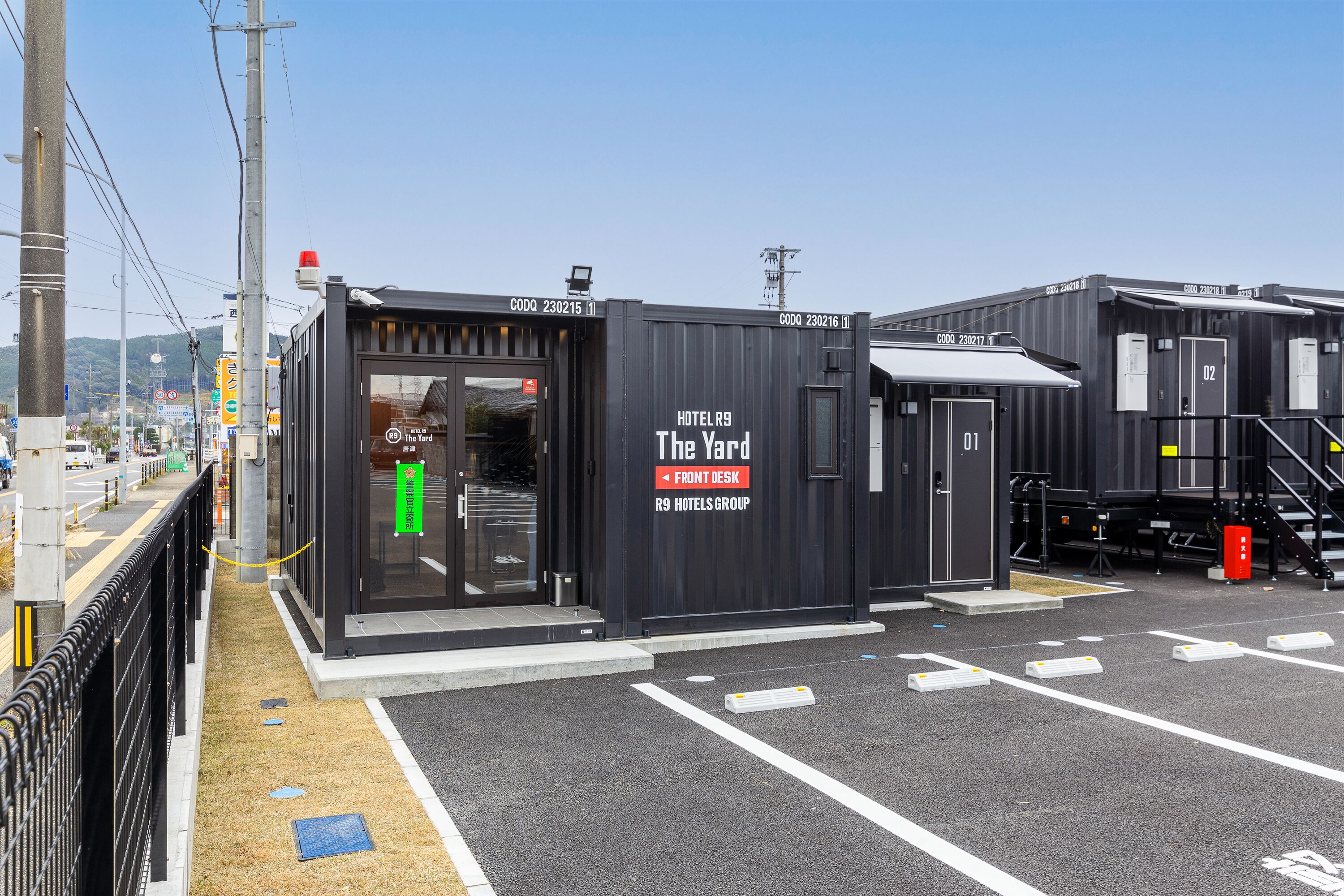 L’entrée d’un hôtel, avec une enseigne indiquant « HOTEL R9 The Yard » et « R9 Hotels Group ».
