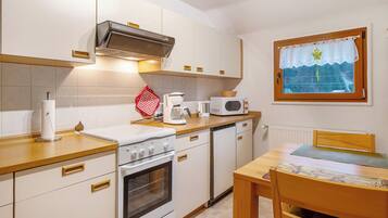 Frigorifero, microonde, forno, piano cottura