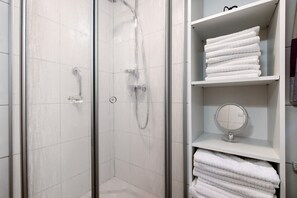 Dusche, kostenlose Toilettenartikel, Haartrockner, Handtücher