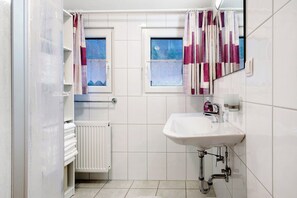 Dusj, hårføner og håndklær