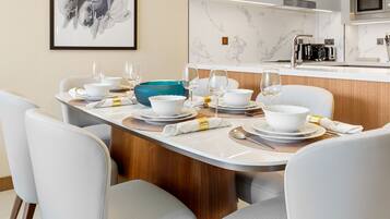 Căn hộ trung tâm thành phố | Khu vực ăn uống tại phòng