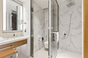 City Apartment | Bathroom | Combined shower/tub, free toiletries, hair dryer, bidet