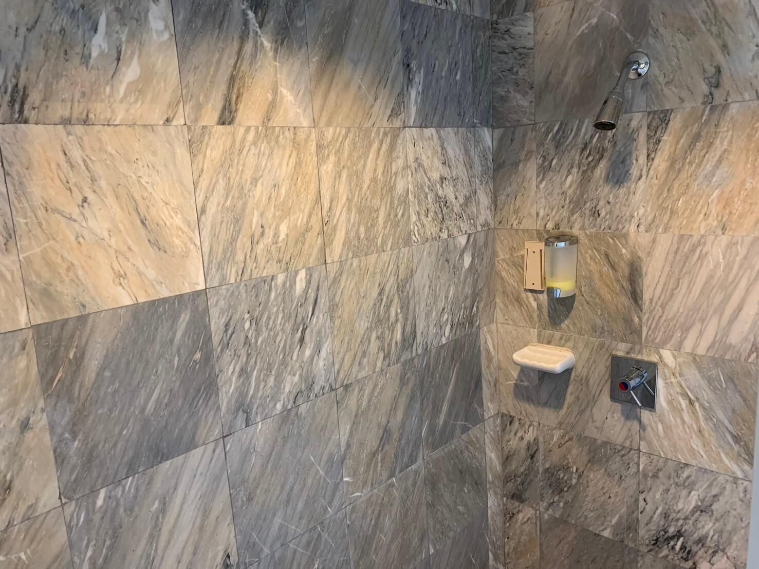 Deluxe Triple Room | Bathroom | Separate tub and shower, free toiletries, hair dryer, slippers