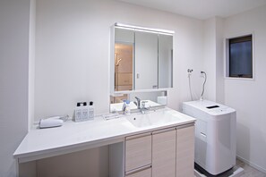 Deluxe-villa | Badeværelse | Gratis toiletartikler, hårtørrer, hjemmesko