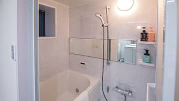 Deluxe Villa | Bathroom | Free toiletries, hair dryer, slippers