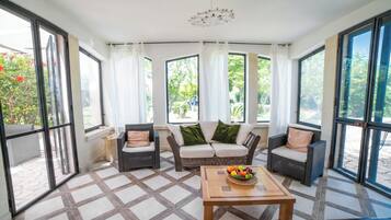 Villa Standard - flera sovrum - balkong (Villa Lisa with huge Pool and Garden) | Vardagsrum | Platt-tv