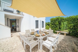 Standard-Villa, Mehrere Schlafzimmer, Balkon (Villa Lisa with huge Pool and Garden) | Speisen im Freien