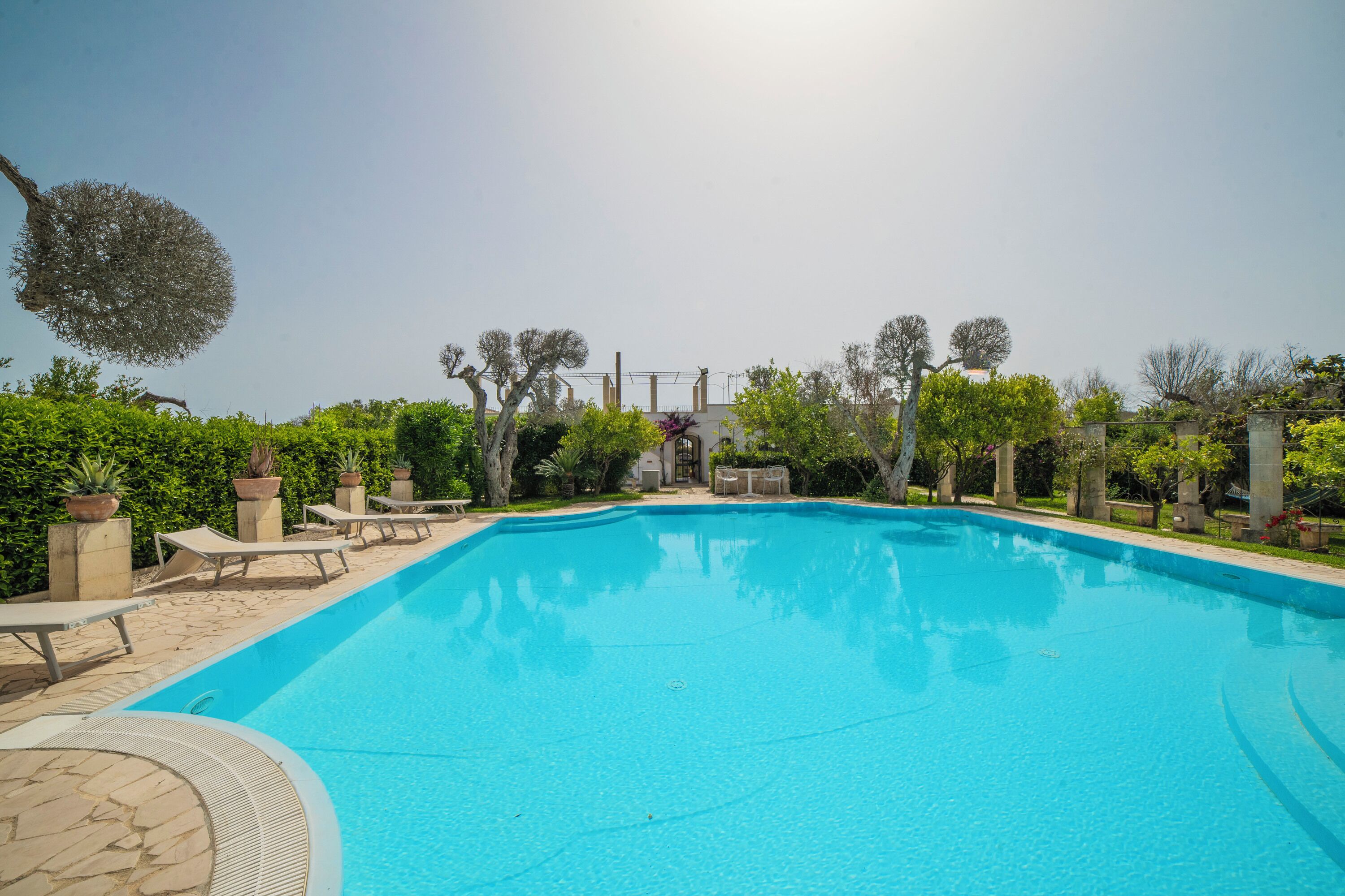Una piscina al aire libre de temporada