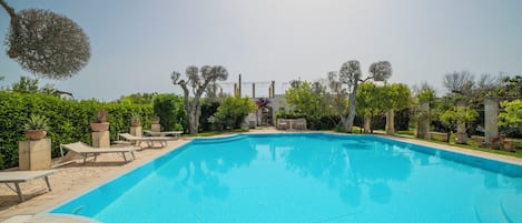 Biệt thự Tiêu chuẩn, nhiều phòng ngủ (Villa Lisa with huge Pool and Garden) | Hồ bơi | Hồ bơi ngoài trời phục vụ theo mùa