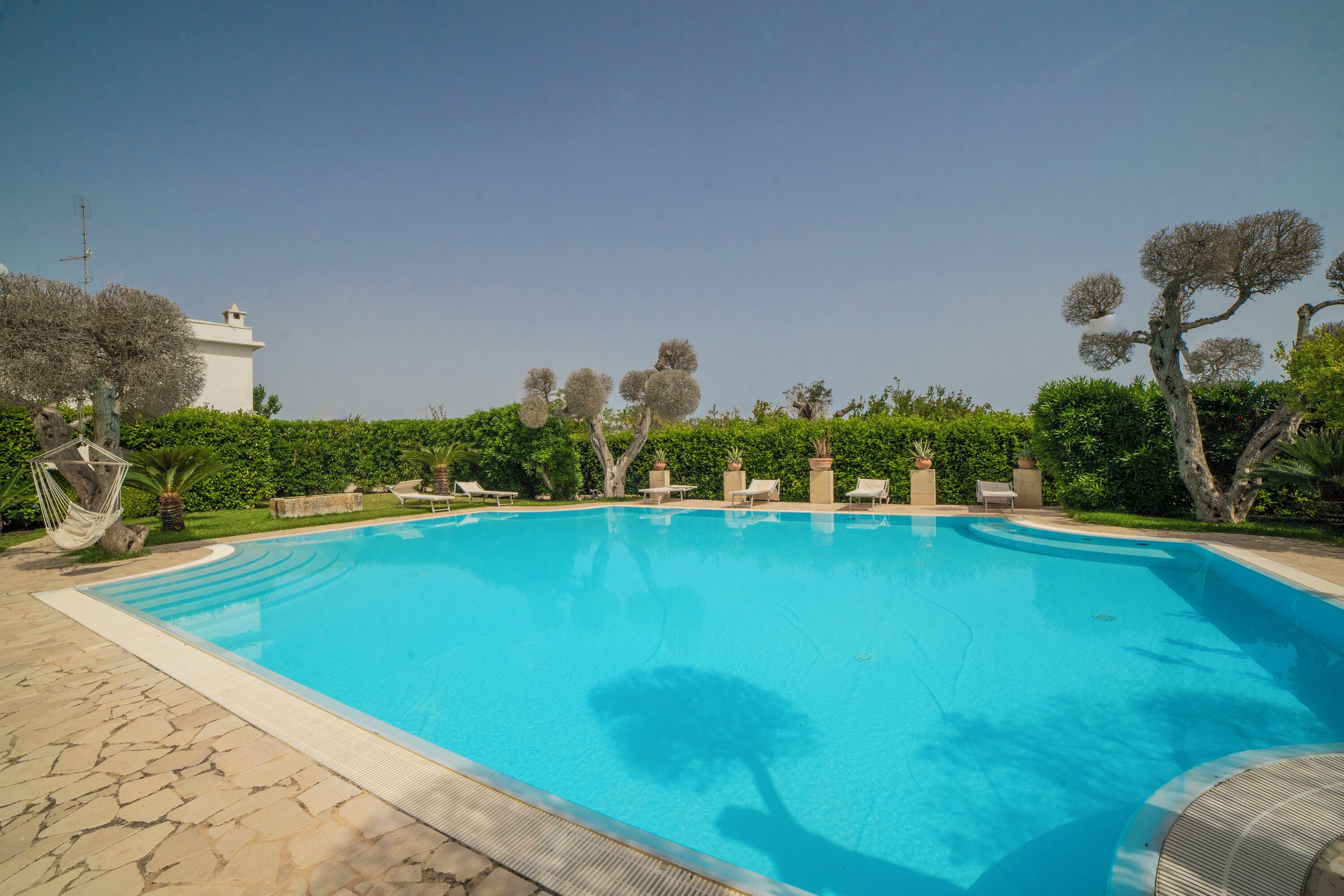 Una piscina al aire libre de temporada