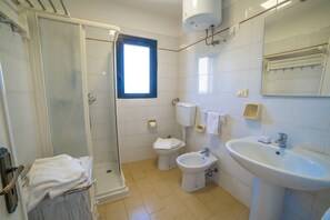 Standard Villa, Multiple Bedrooms (Villa Lisa with huge Pool and Garden) | Bathroom