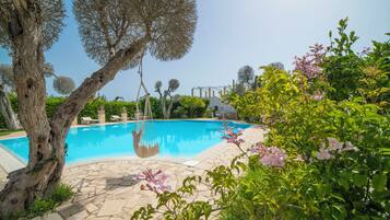 Kolam renang outdoor musiman