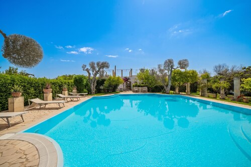 Villa Lisa with huge Pool and Garden