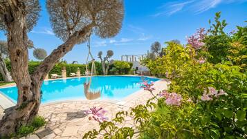 Villa Standard - flera sovrum - balkong (Villa Lisa with huge Pool and Garden) | Pool | En säsongsöppen utomhuspool