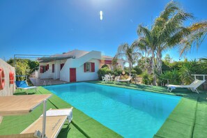 季节性开放的室外游泳池