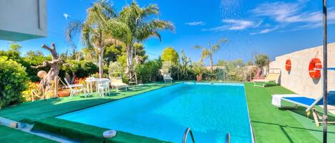 Villa estándar, 3 habitaciones, Terraza (Villa Strea with Private Pool and) | Alberca | Alberca al aire libre por temporada