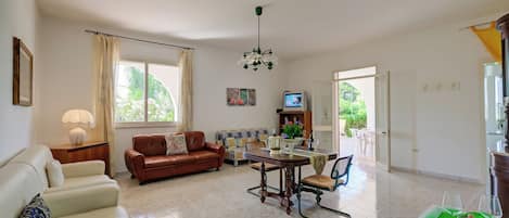 Standard-Villa, Mehrere Schlafzimmer (Villa Strea with pool) | Wohnbereich | 21-Zoll-Flachbildfernseher mit Digitalempfang, Fernseher