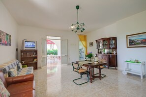 21-inch flat-screen TV with digital channels, TV - Villa Strea with pool (Nardò)