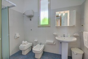 Shower, hair dryer, bidet, towels - Villa Strea with pool (Nardò)