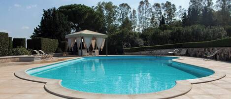 季节性开放的室外游泳池