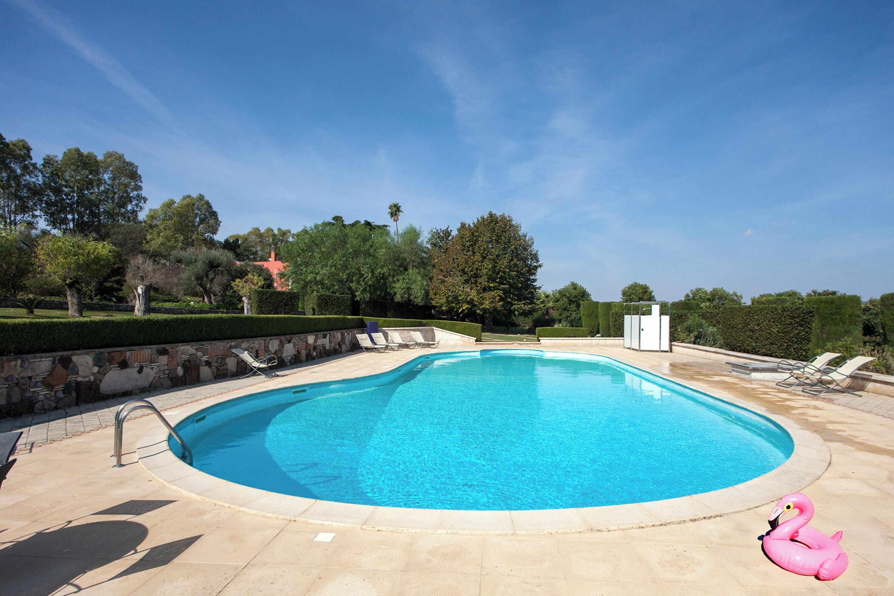 Una piscina al aire libre de temporada