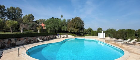 Villa familiar, varias habitaciones (Villa Gaia with pool and garden) | Alberca | Alberca al aire libre por temporada