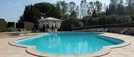 สระว่ายน้ำกลางแจ้งเปิดตามฤดูกาล