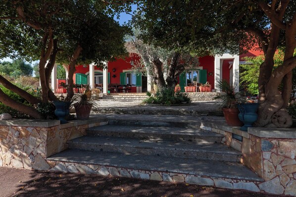 Family Villa, Multiple Bedrooms (Villa Gaia with pool and garden) | Property grounds
